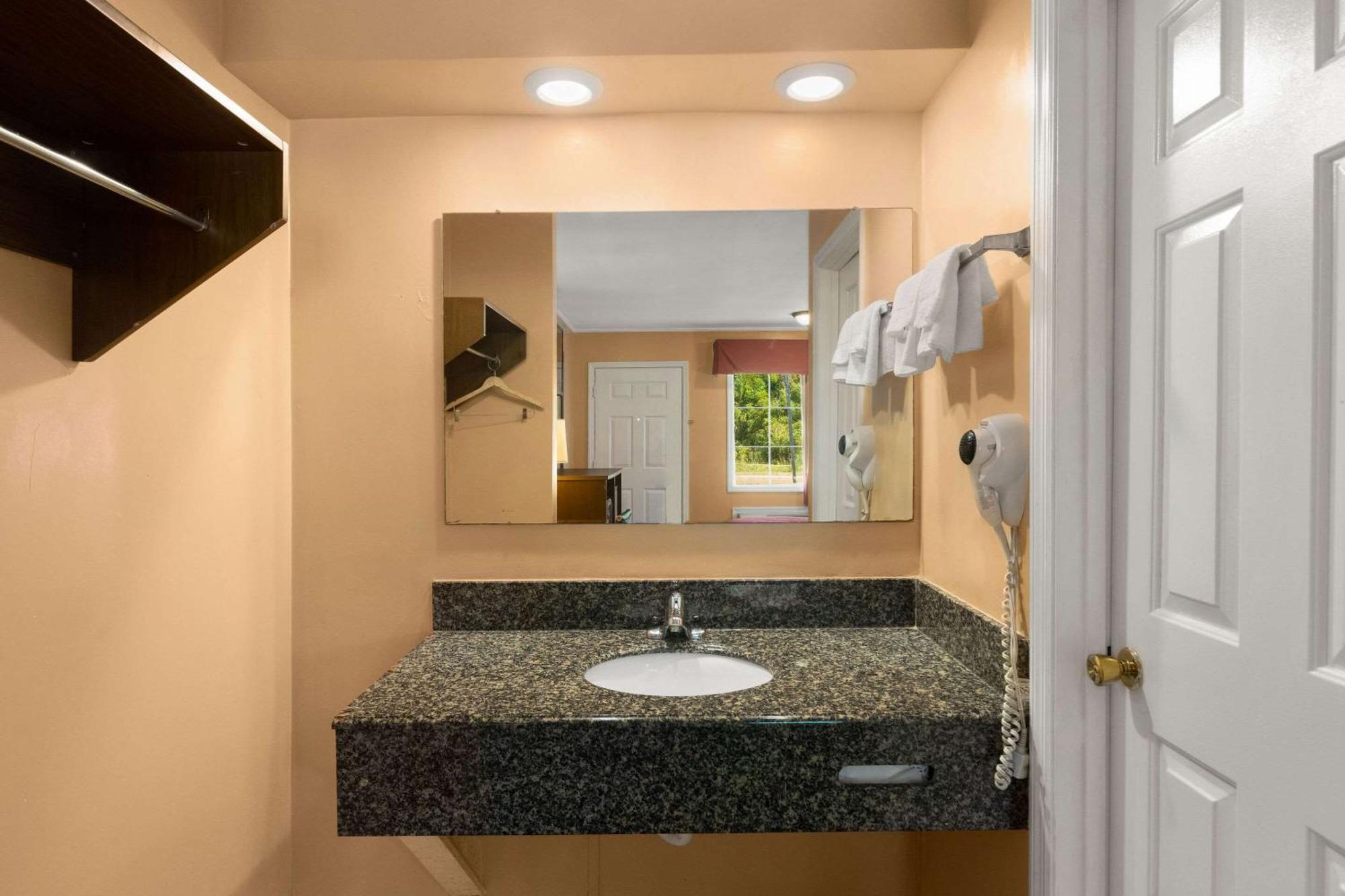 Econo Lodge Cornersville Dış mekan fotoğraf